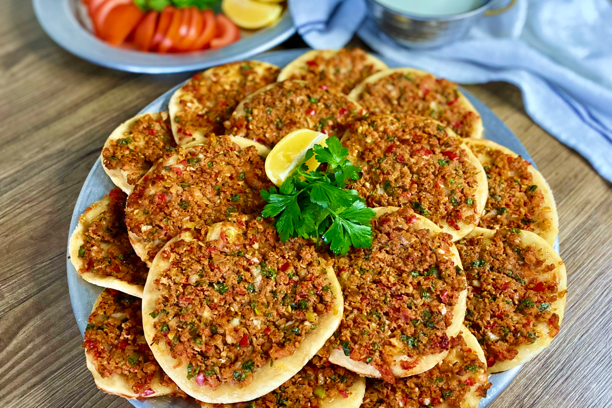 250 Gram Kıymayla 2 Tepsi Fındık Lahmacun Tarifi